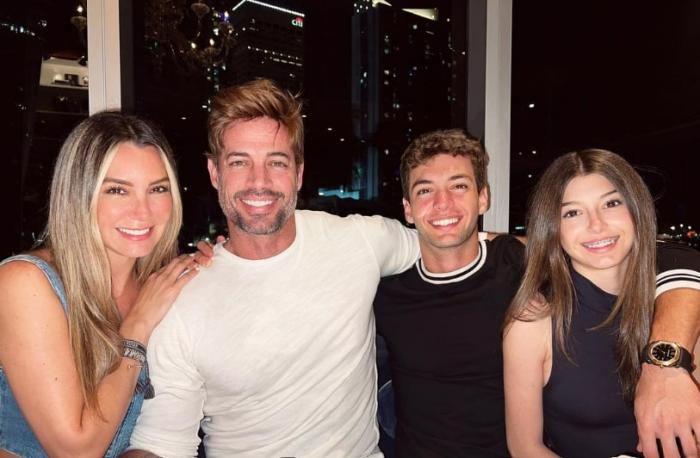 familie stă îmbrățișată