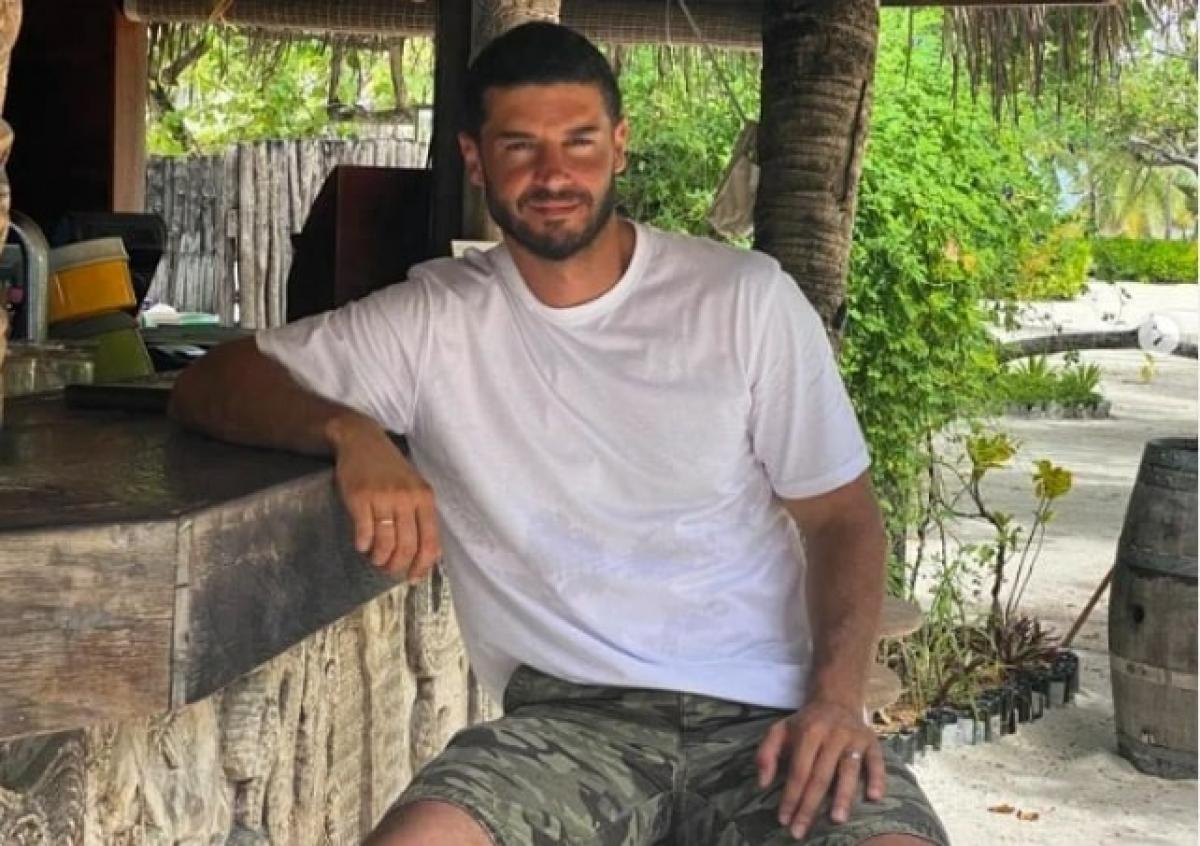 actor poartă un tricou alb