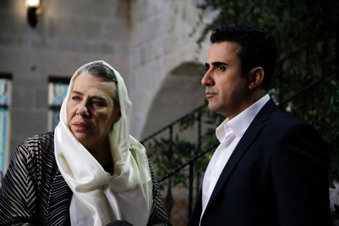 actori stau unul lângă celălalt