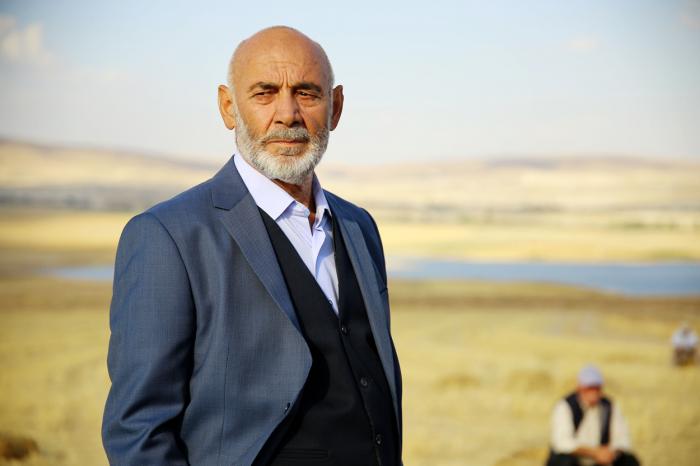 actor stă pe zi într-un câmp