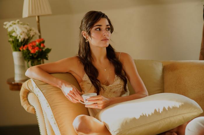 actrița pe platourile de filmare cu părul lung, stă pe canapea