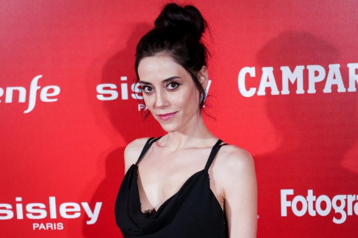 actriță pe covorul roșu