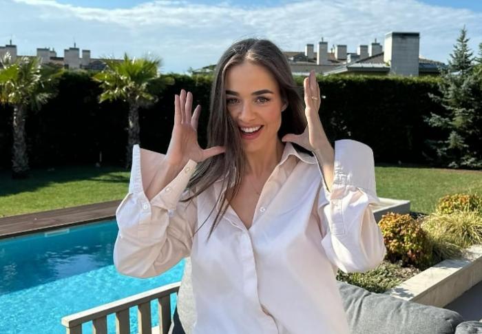 actriță poartă o cămașă albă