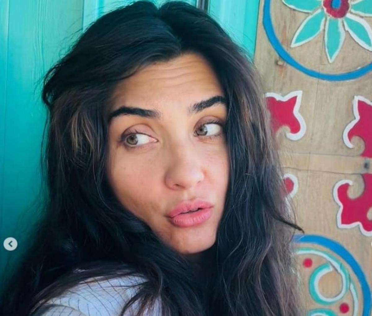 actriță poartă părul lung, desprins