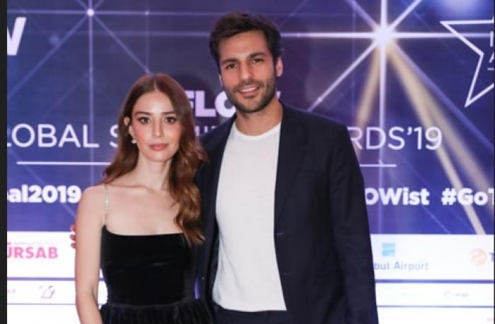 actori stau unul lângă celălalt