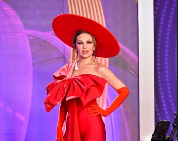 artistă poartă un costum rosu