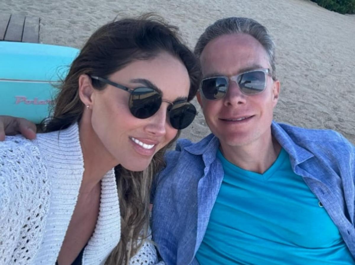 îndrăgostiți stau îmbrățișați