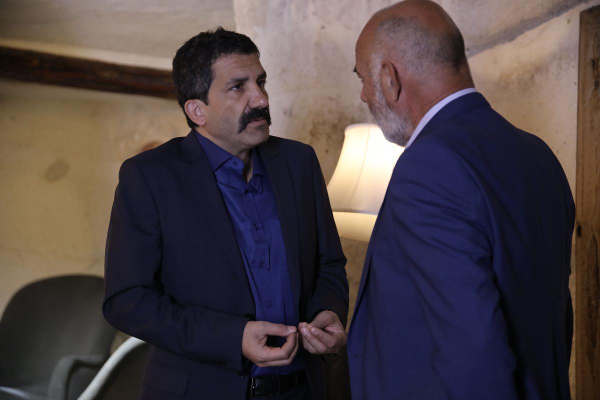 actori stau unul în fața celuilalt