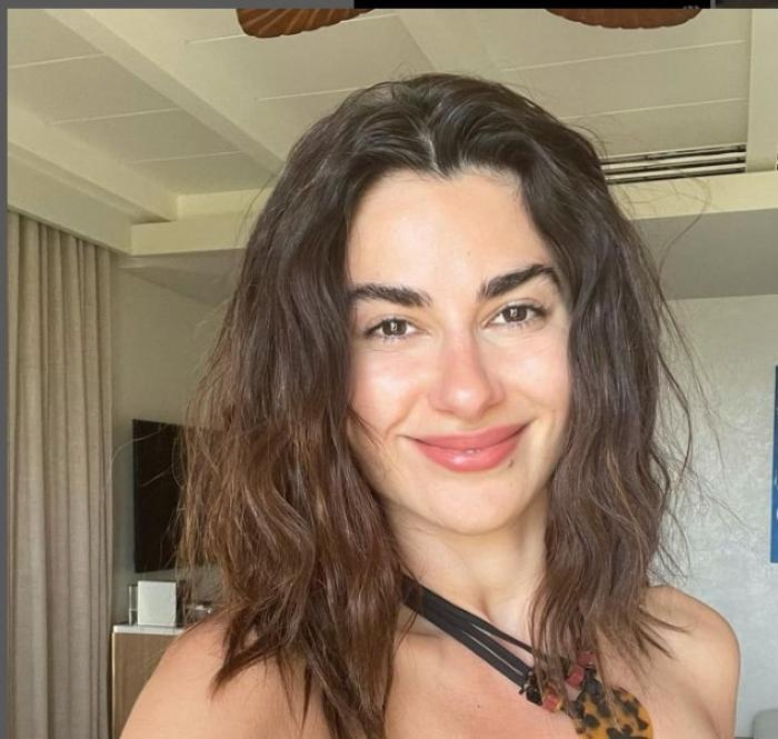 actrița poartă părul lung și zâmbește