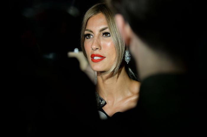 actrița poartă ruj roșu