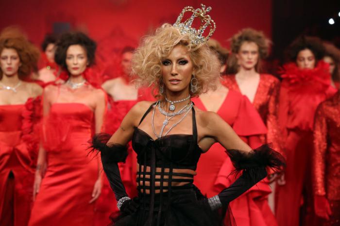 actriță poartă o rochie neagră