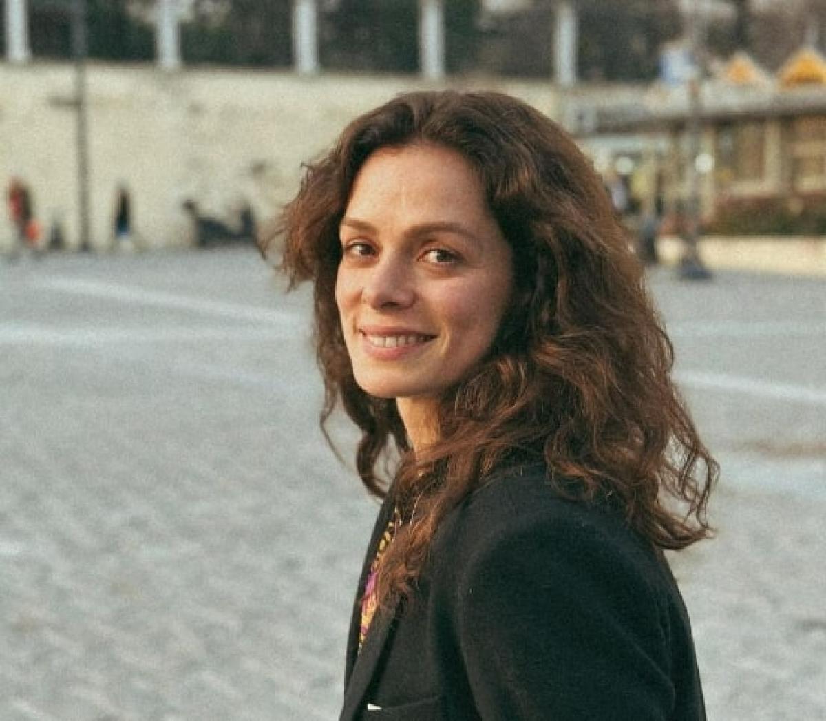 actrița poartă părul lung și zâmbește