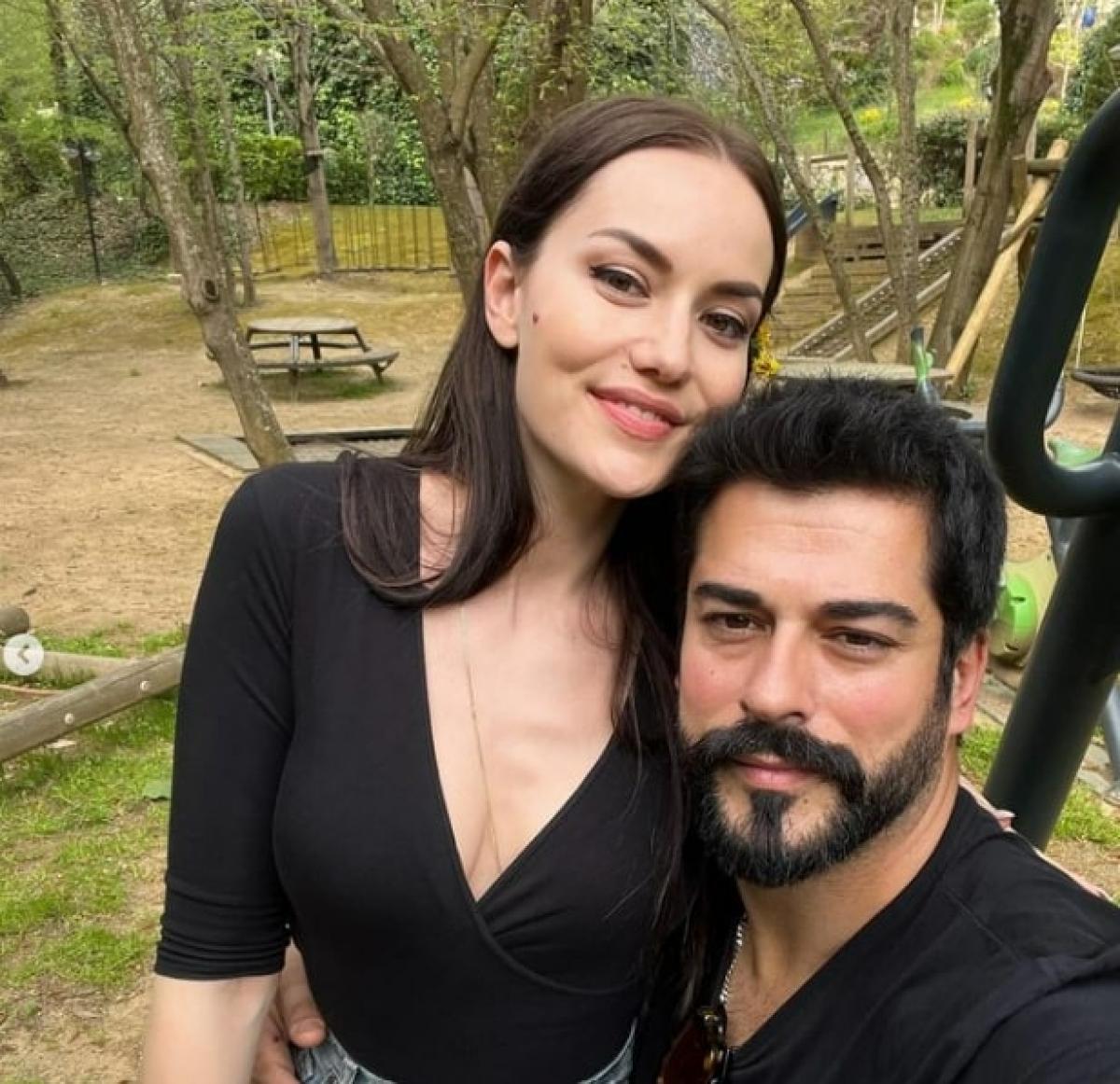actori turci care stau îmbrățișați