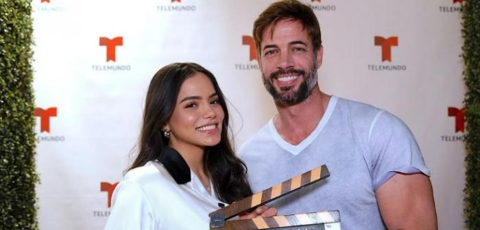 actori stau unul lângă celălalt