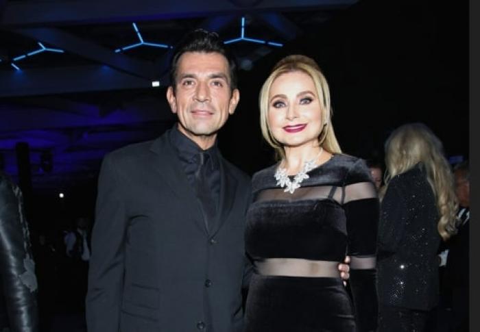 actori stau unul lângă celălalt
