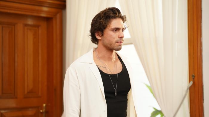 actor cu cămașă albă