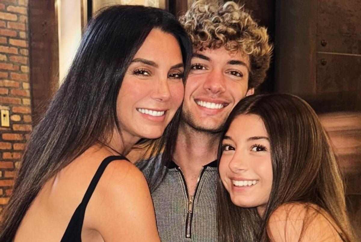 familie stă îmbrățișată