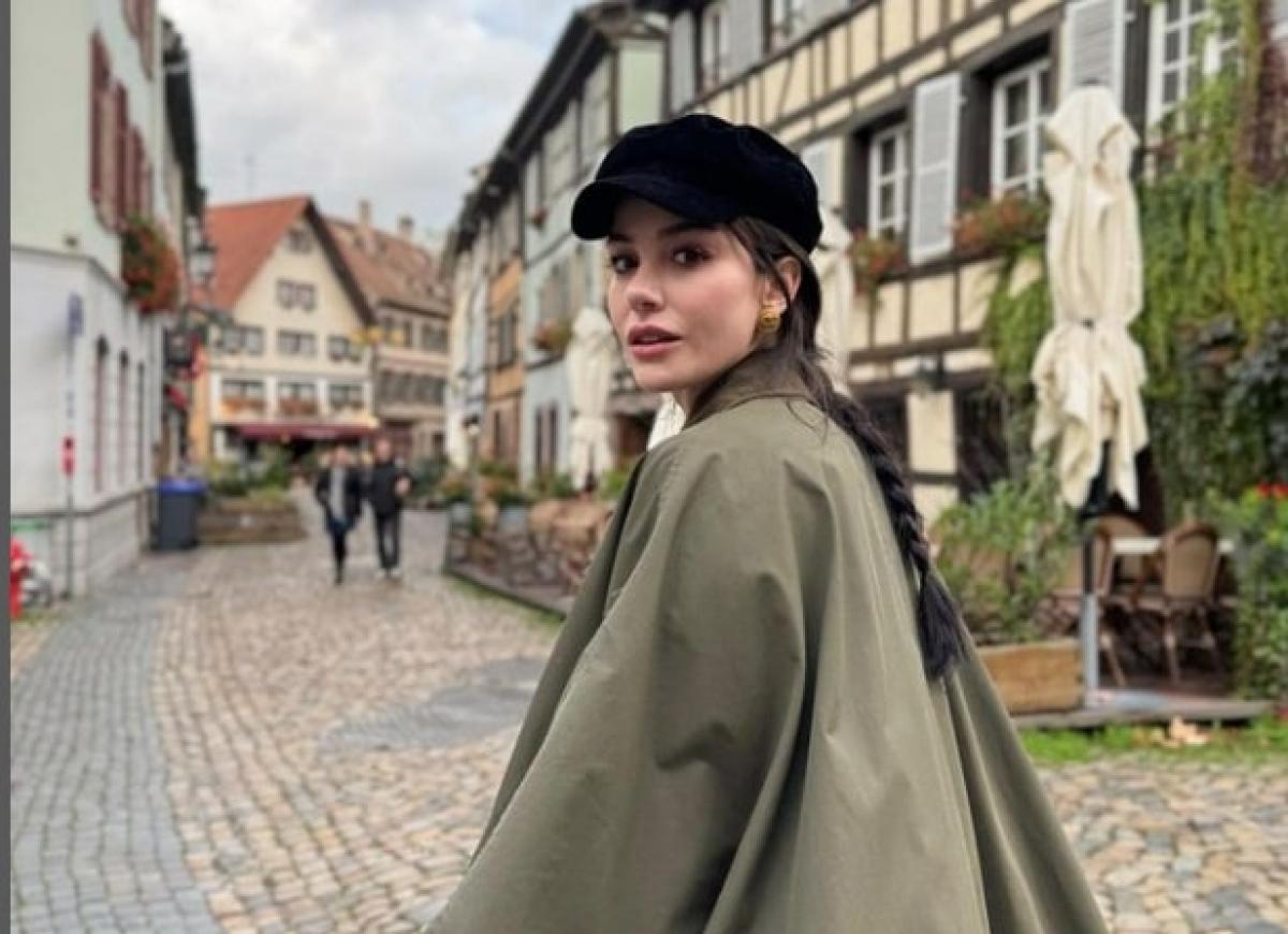 actriță pe străzi în vacanță