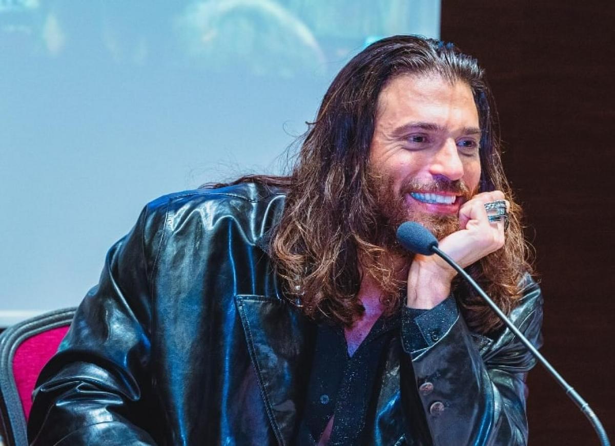 actorul la o conferință de presă