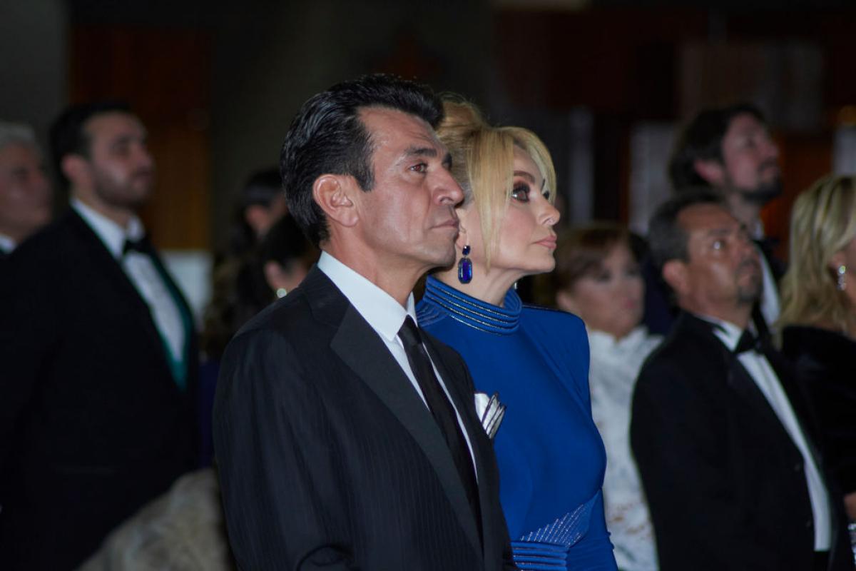 actori stau unul lângă celălalt