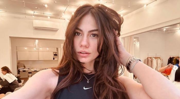 actriță cu părul desprins