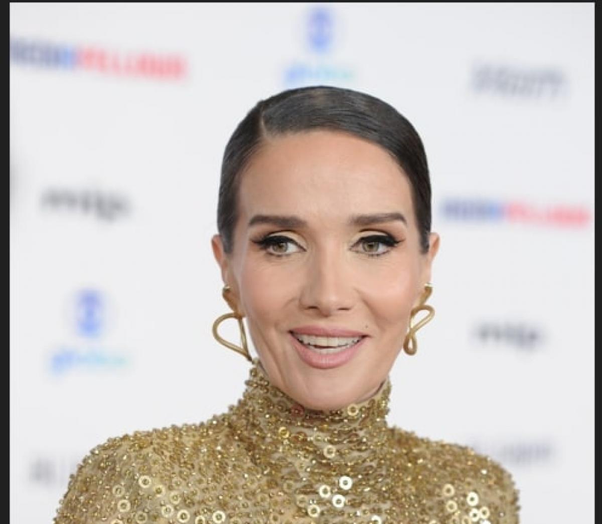 artistă pe covorul roșu