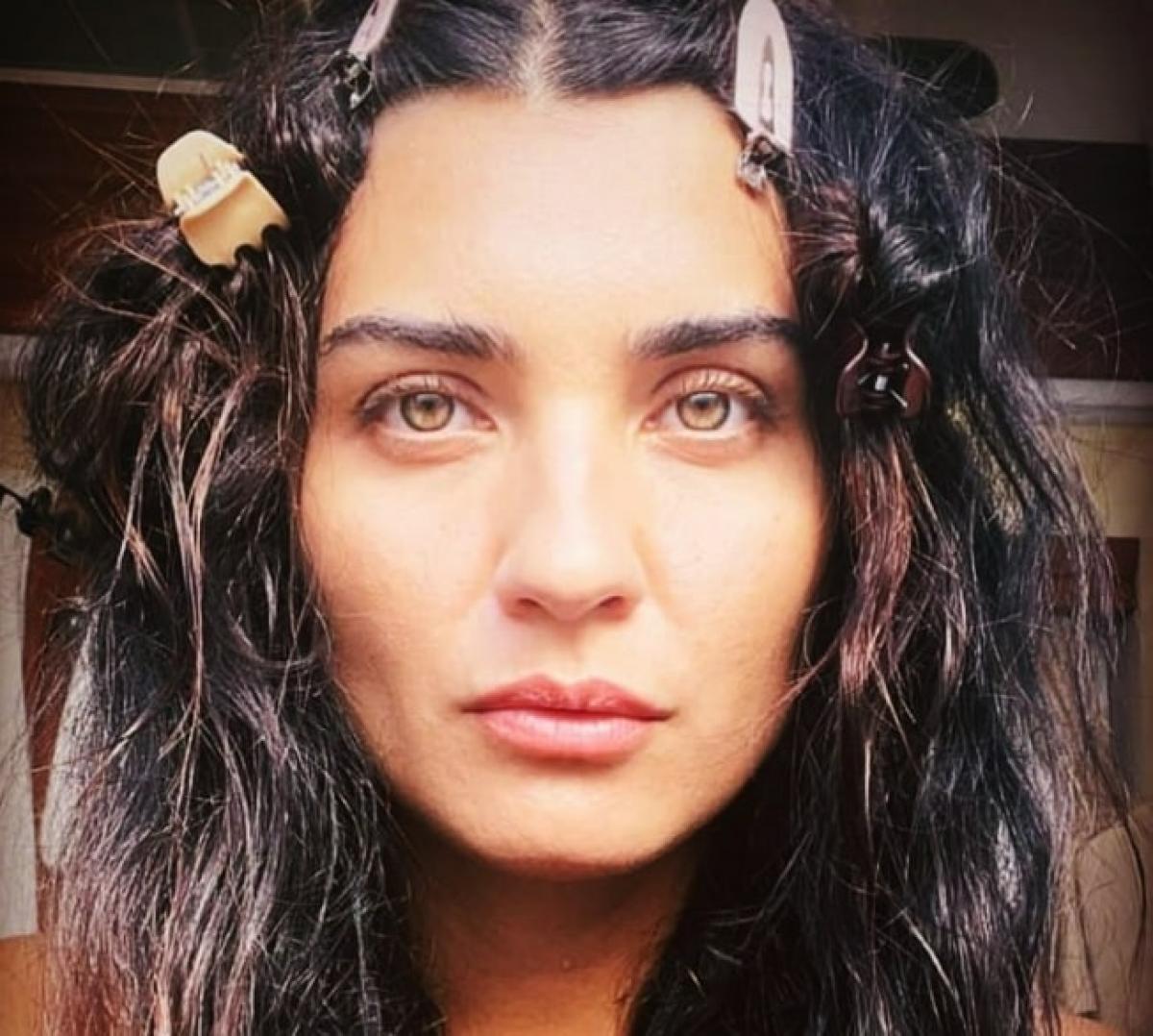 actrița cu părul desprins