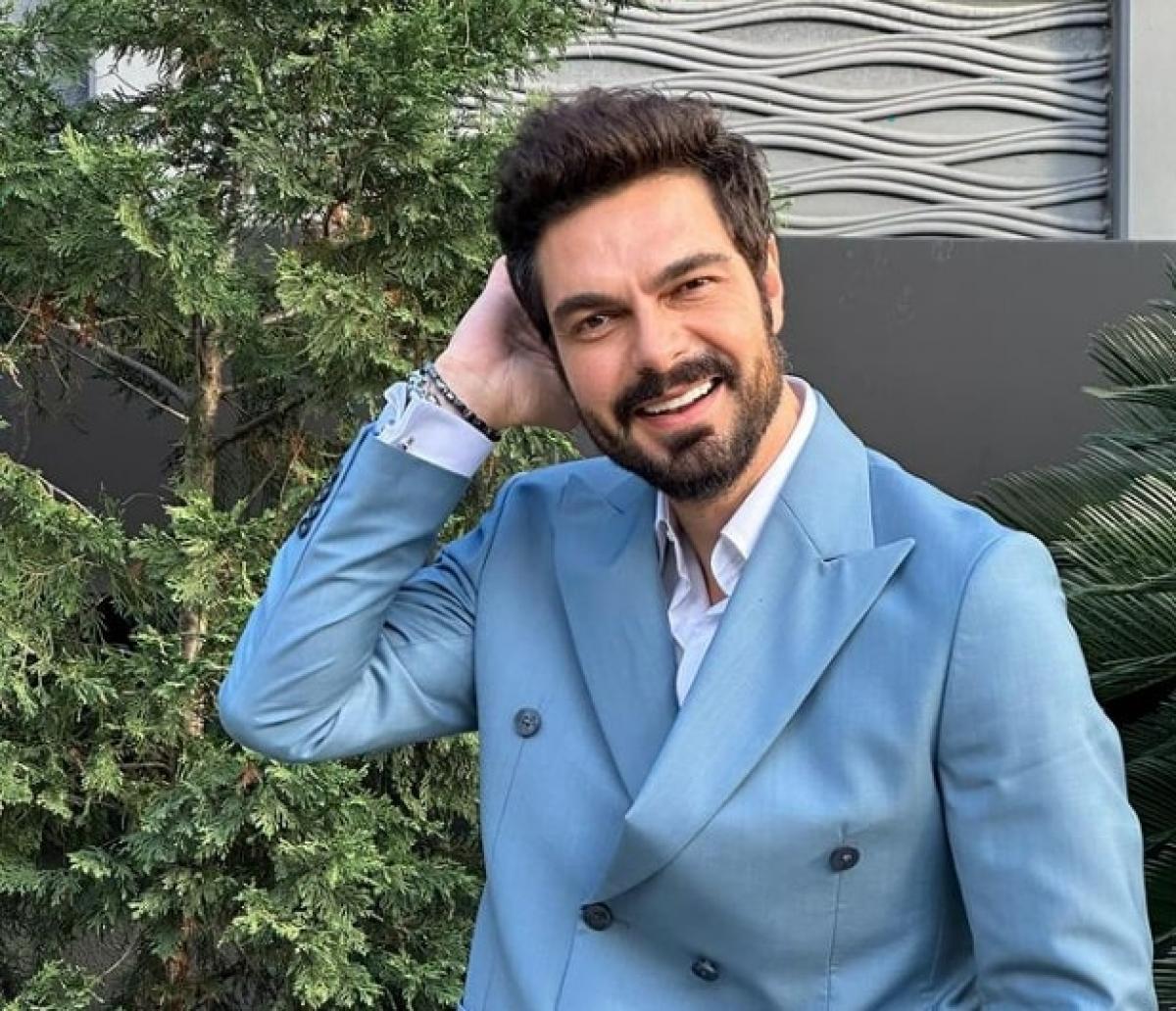actor poartă un costum albastru