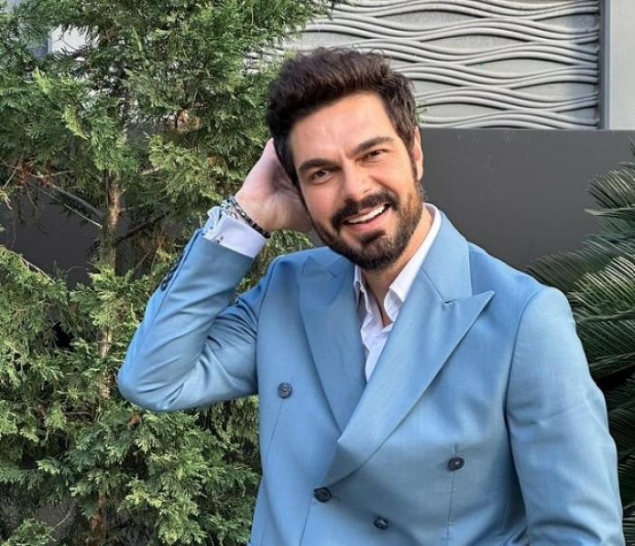 actor poartă un costum albastru