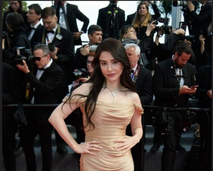 actriță poartă o rochie lungă pe covor roșu