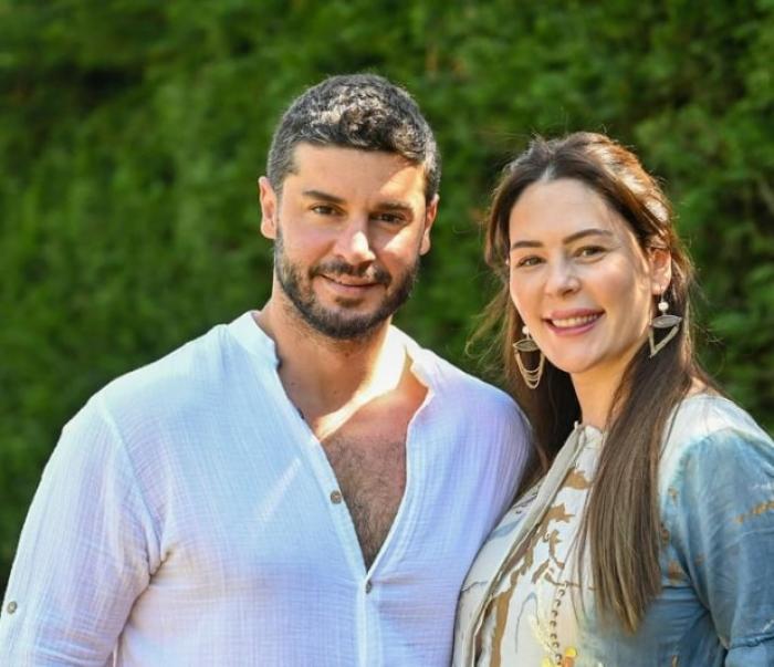 actori stau unul lângă celălalt