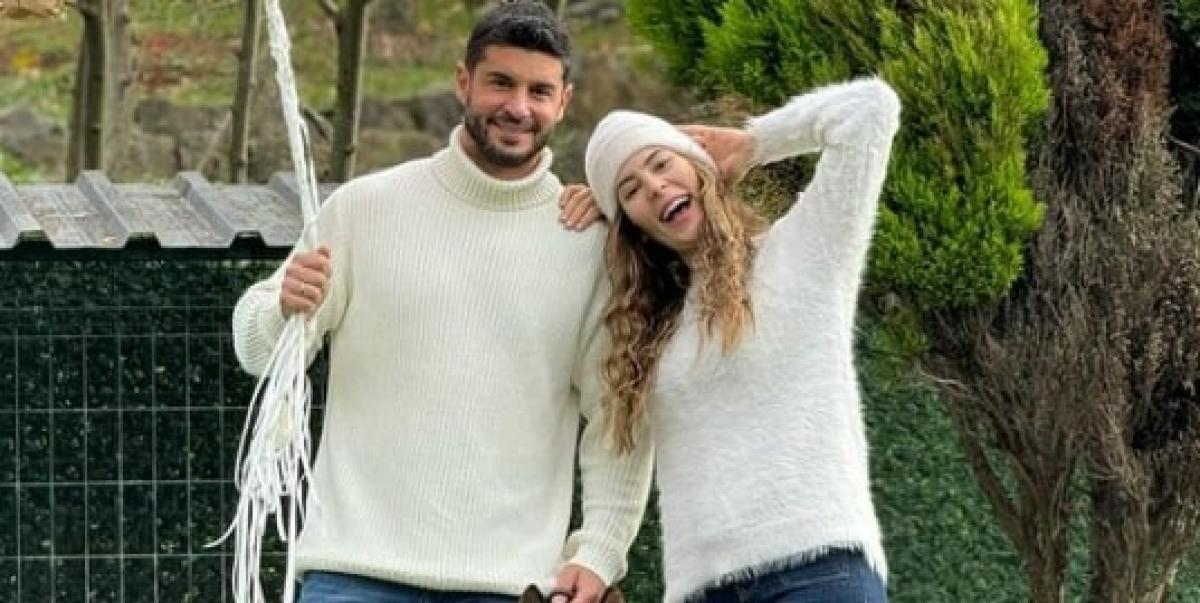 actori stau unul lângă celălalt