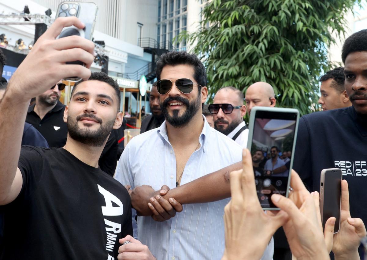 actor înconjurat de mulțime de fani