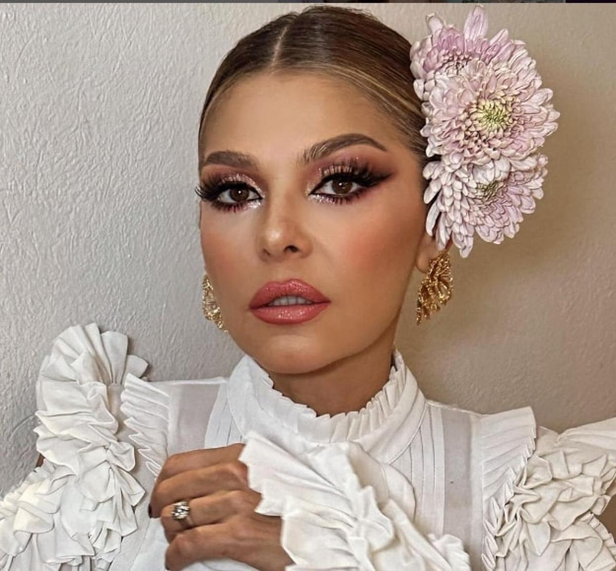 actriță cu rochie albă