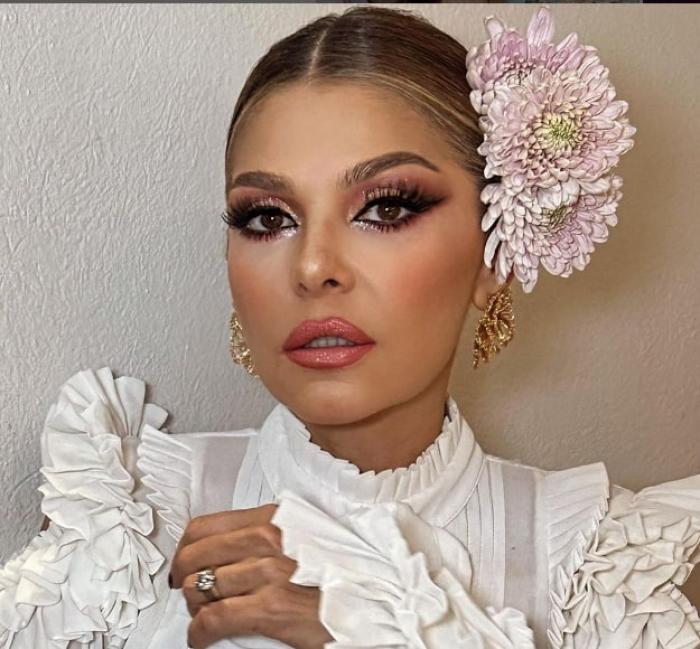actriță cu rochie albă