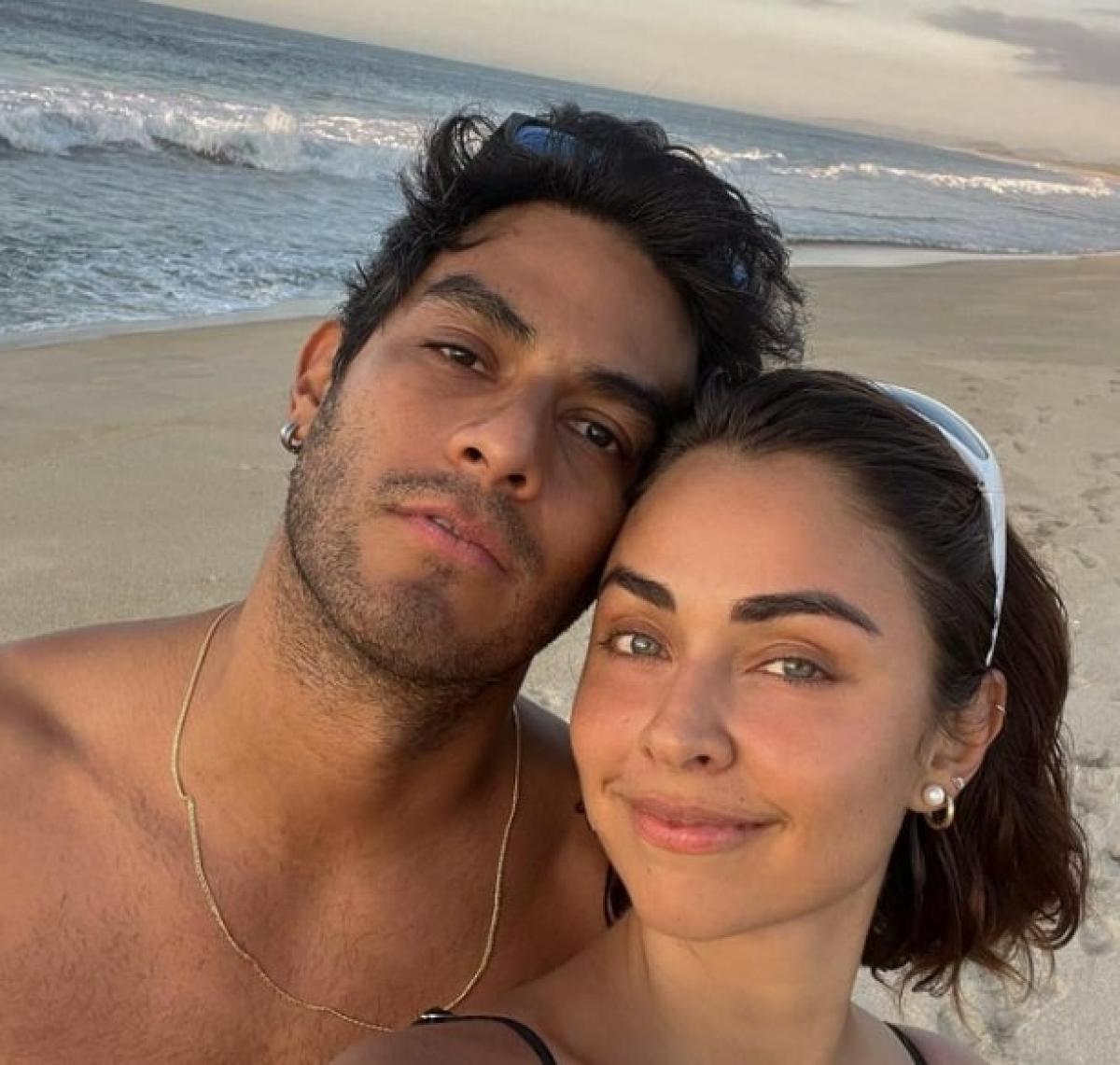 iubiți stau îmbrățișați