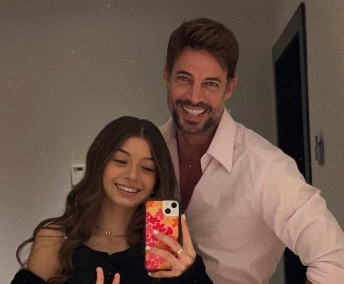 familie care zâmbește