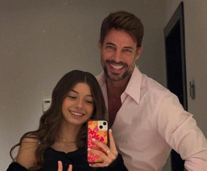 familie care zâmbește