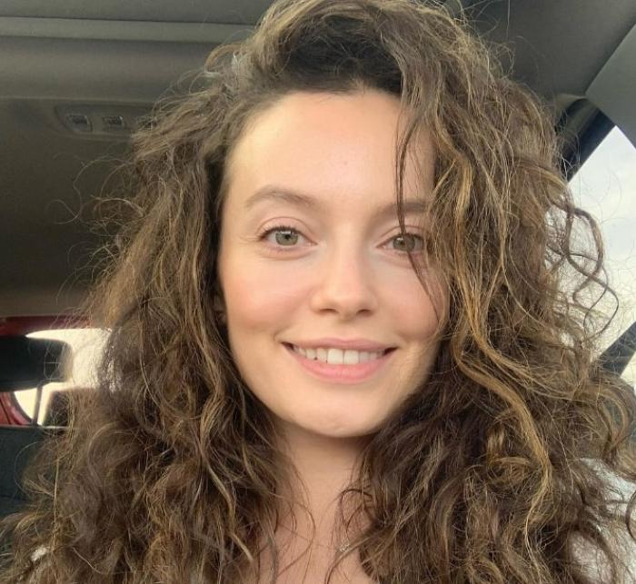 actriță zâmbește