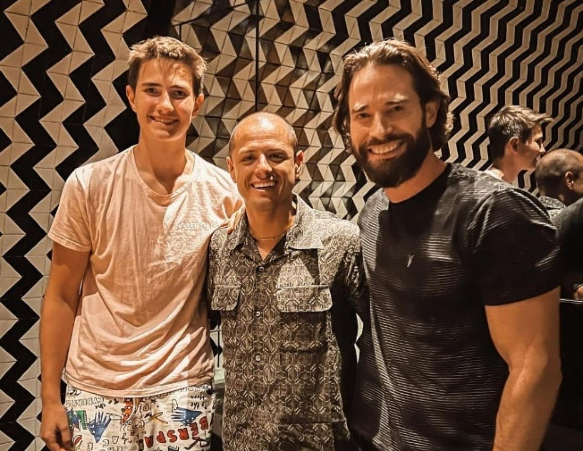 familie stă îmbrățișată