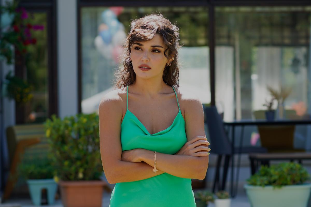 actrița poartă o bluză verde