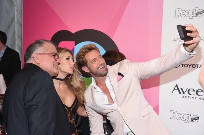 actori stau unul lângă celălalt