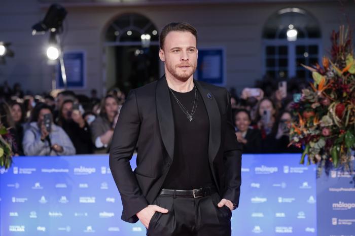 actor pe covorul roșu cu fundal