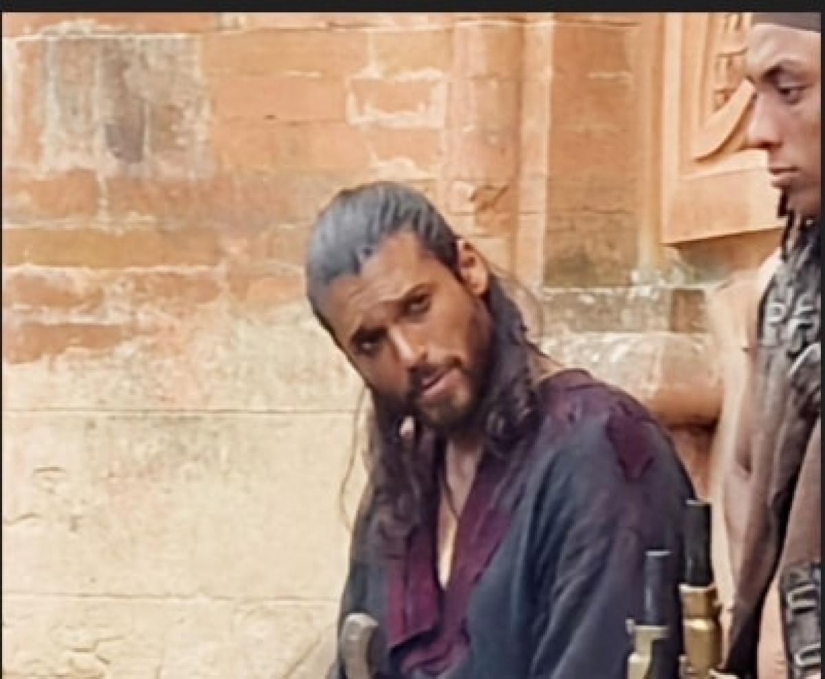 actori stau unul lângă celălalt