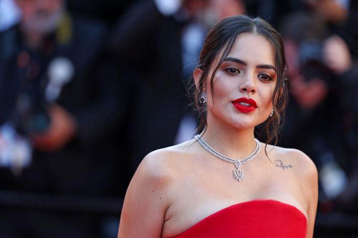 actriță poartă o rochie roșie