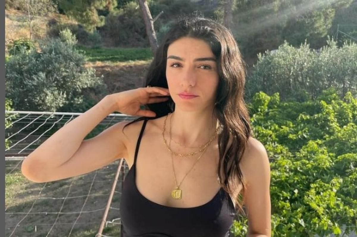 actriță poartă o rochie neagră