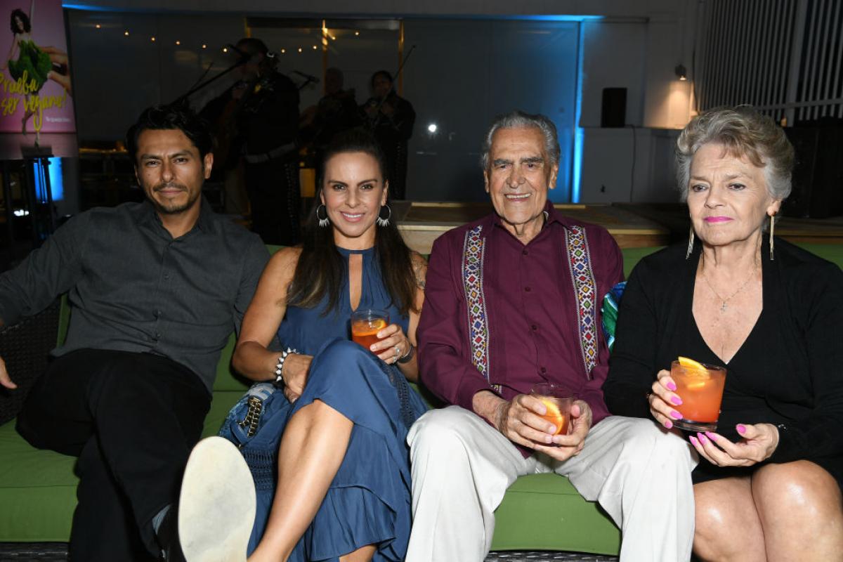 actori stau unul lângă celălalt