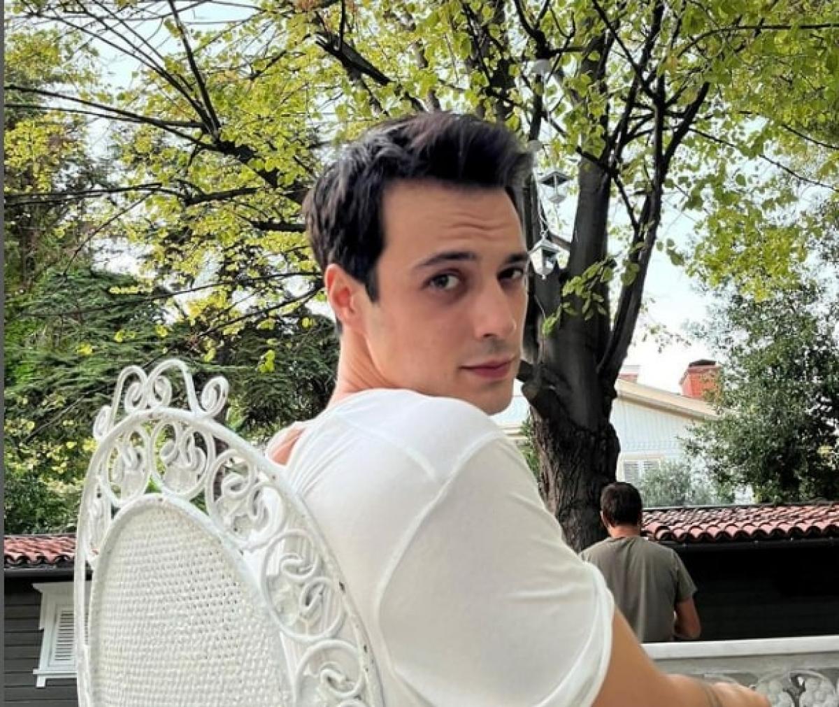 actor se ]ntoarce cu fața la cameră