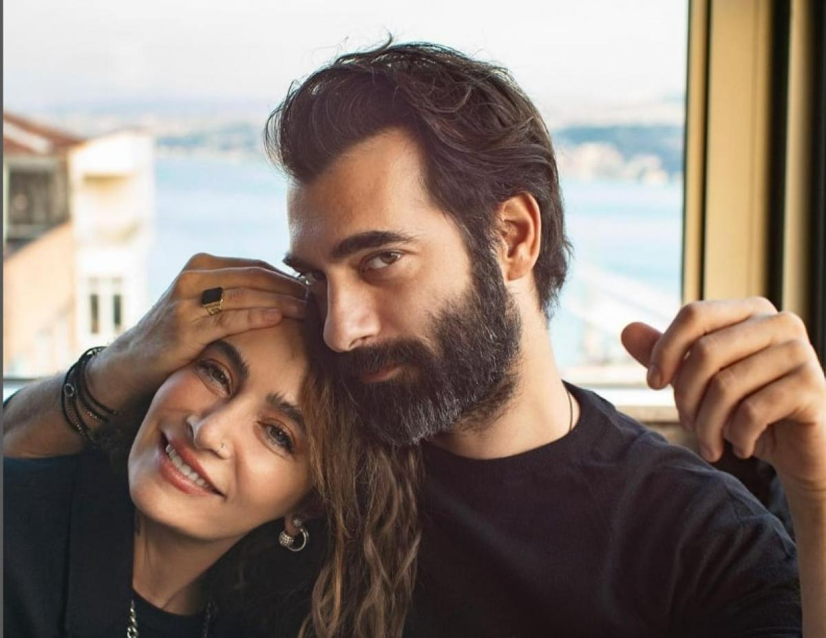 actori îmbrățișați