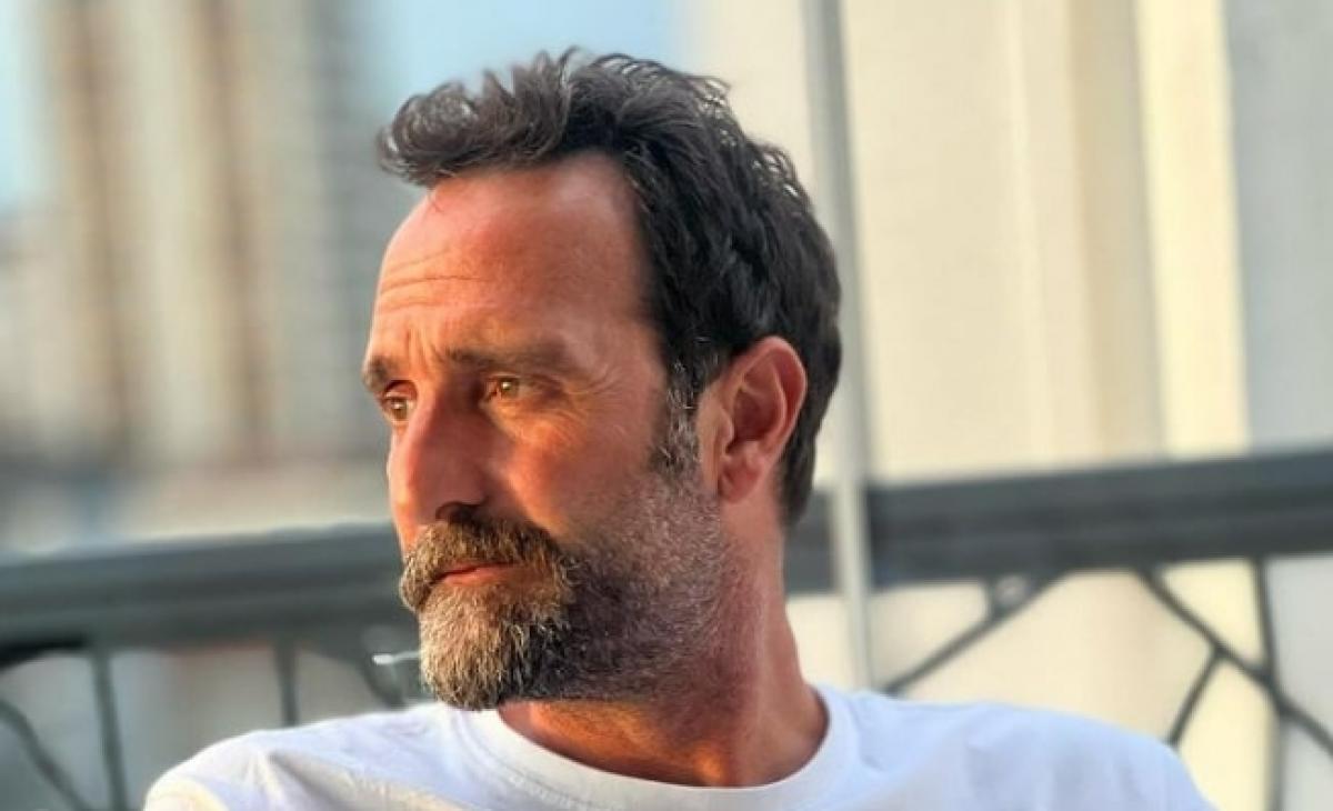 actor poartă un tricou alb